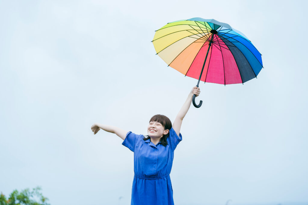 カラフルな傘を持った女性の写真